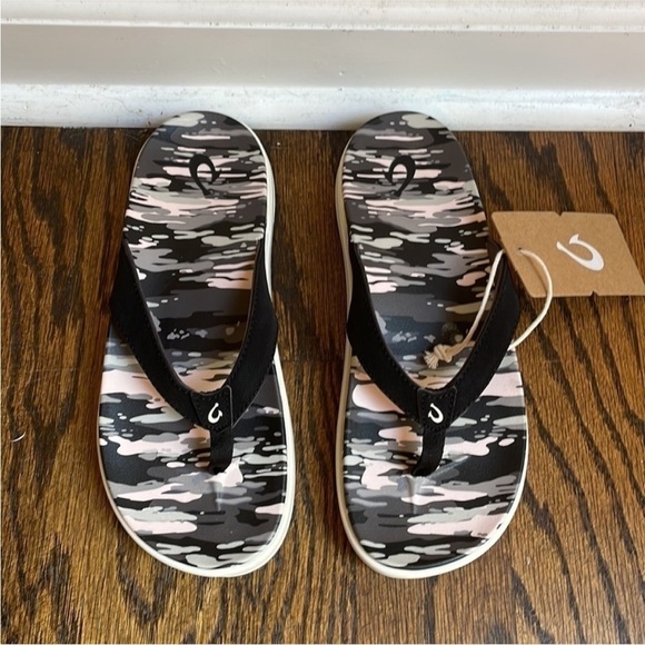NWT OluKai NU’A PI’O Camo Black Flip Flops Women’s 6 - Picture 2 of 4